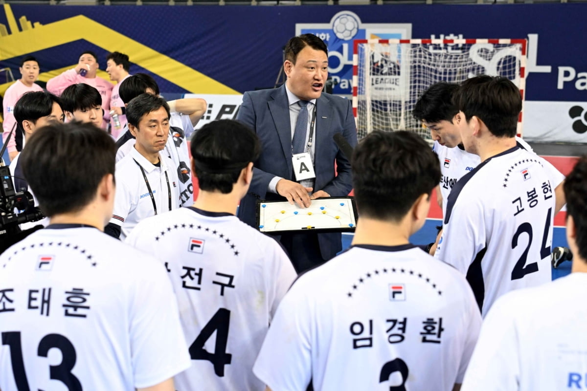 57场19球，霍伊伦曼联生涯进球数已追平卡瓦尼