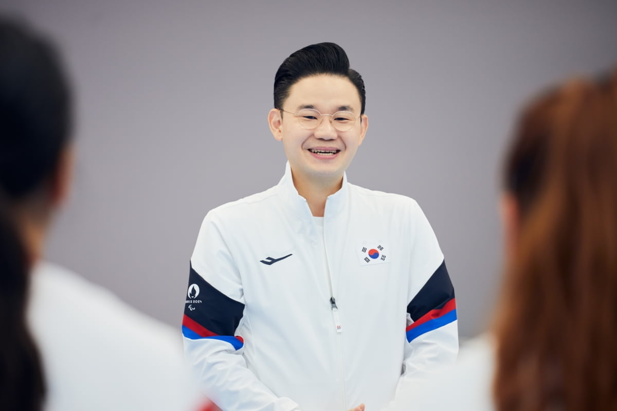 姆巴佩和贝林厄姆完成踢墙二过一后前者轻松破门 皇马2-0阿拉维斯