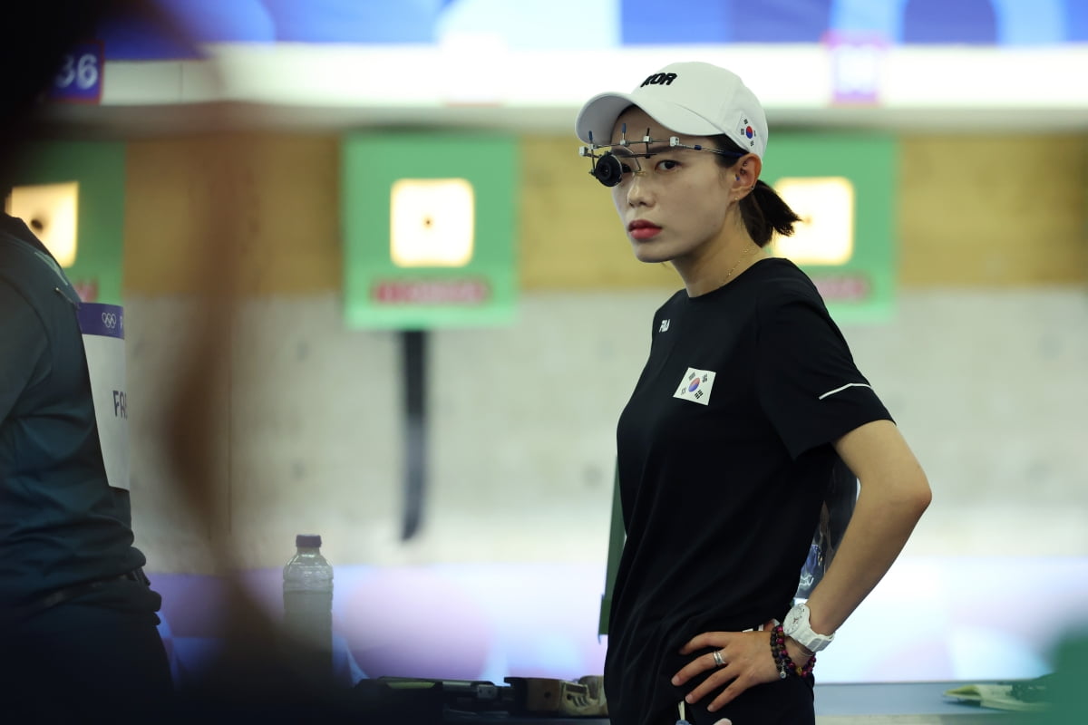 再获荣耀！郑钦文首登UTR世界第一，澳网临时换帅，与名教头合作
