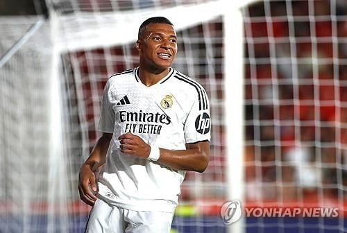 继萨卡和笛福后 索兰克是第3位连续三场英超联赛中面对曼联皆有进球的英国球员