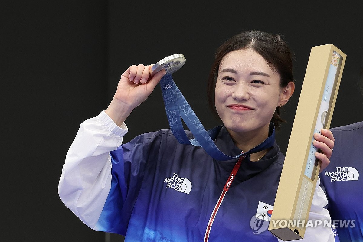 刘易斯低射偏出，完成曼城本场首次射门