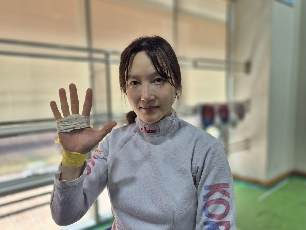 秀啊77！东契奇妙传克莱获得空位三分出手 前者提前回头庆祝 后者手起刀落命中三分
