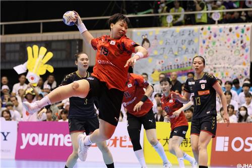 西媒：莱万年薪3200万最近8轮只打入2球，表现遭受质疑