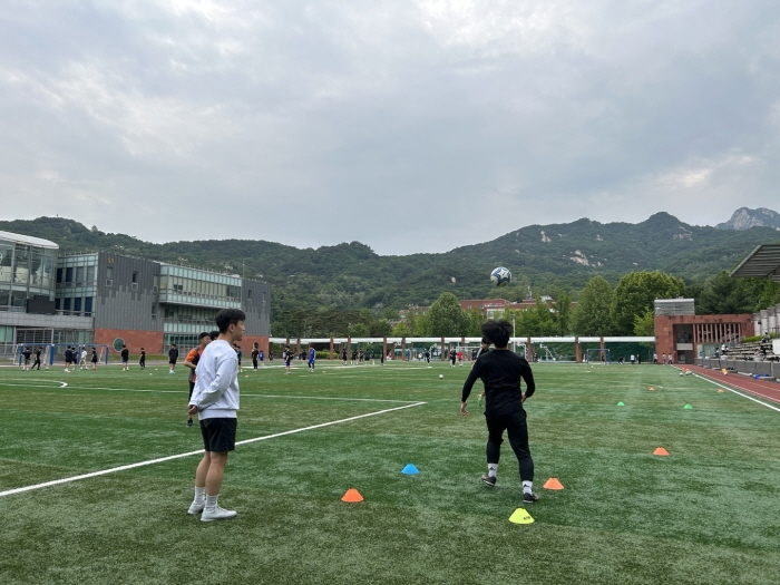 CBA季前赛半场：王哲林14分 上海52-44领先北控