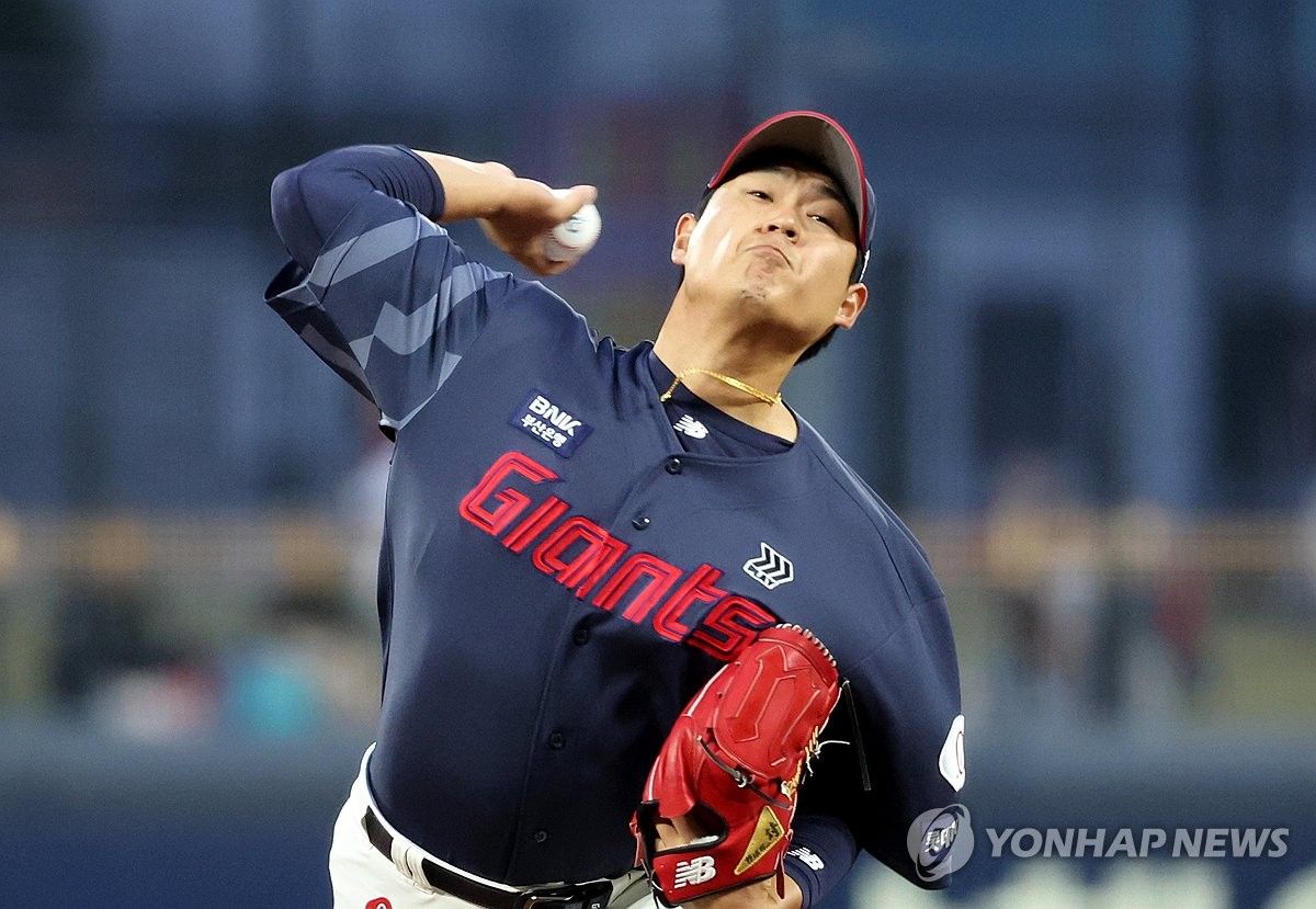 同行的认可，凯恩和穆西亚拉领取上赛季球员工会最佳阵容奖杯