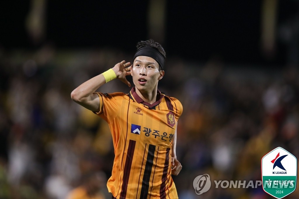 曼晚：曼联明年夏天要签一名后卫、一名中场及一名边锋