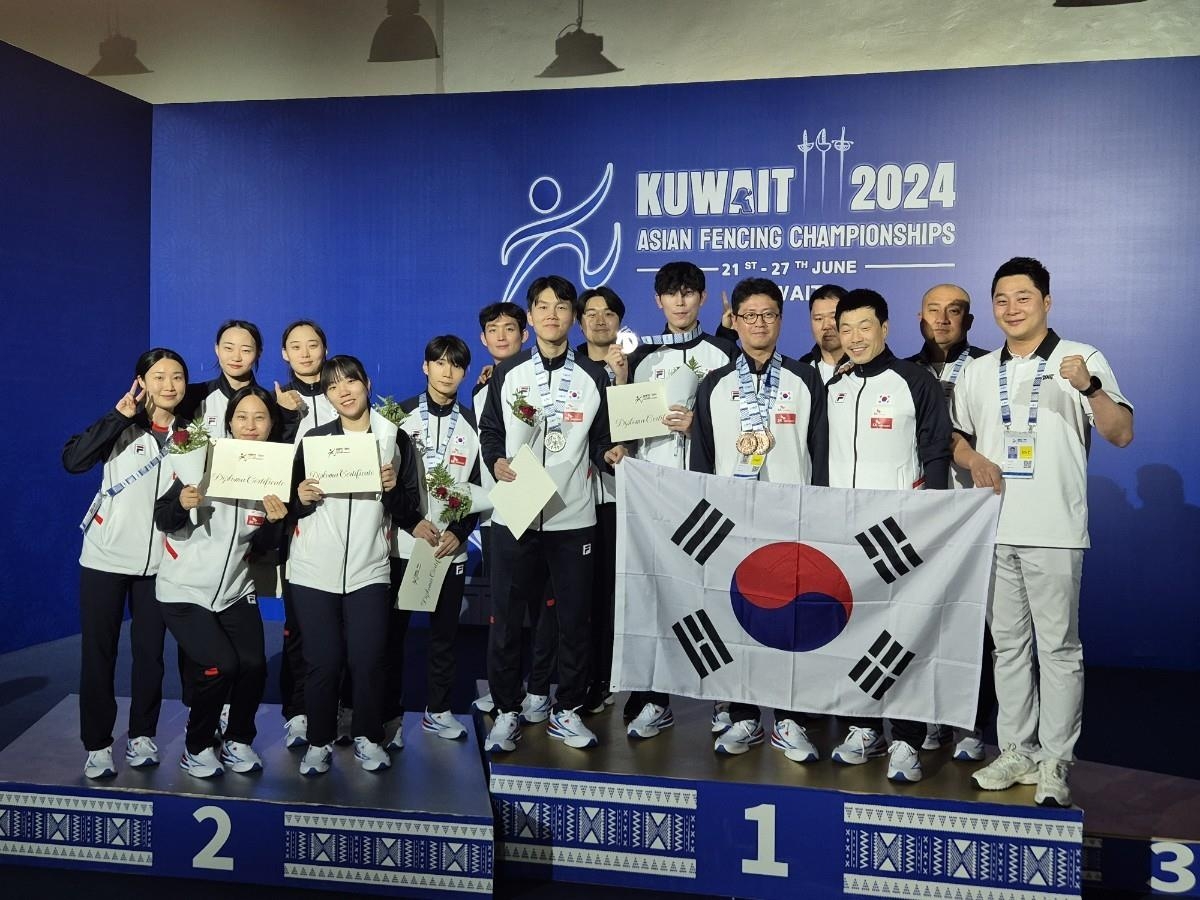 伊涅斯塔告别赛：巴萨2-1皇马 小白造乌龙哈维策动进球