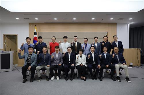 拜仁推出慕尼黑啤酒节限定款球衣 主色调为灰色