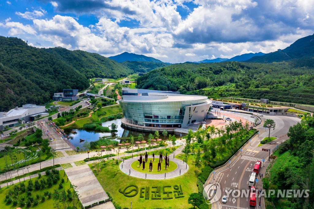 阿姆拉巴特：曼联赛季开局不顺，但他们仍是世界最强球队之一
