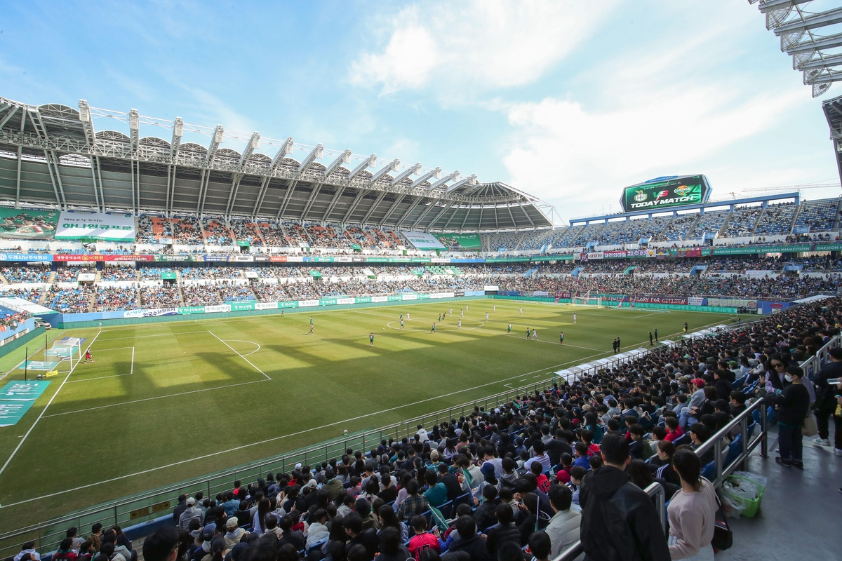 ⚽澳超半场：波蒂克闪击、塞格西奇双响反超，悉尼FC暂2-1西部联